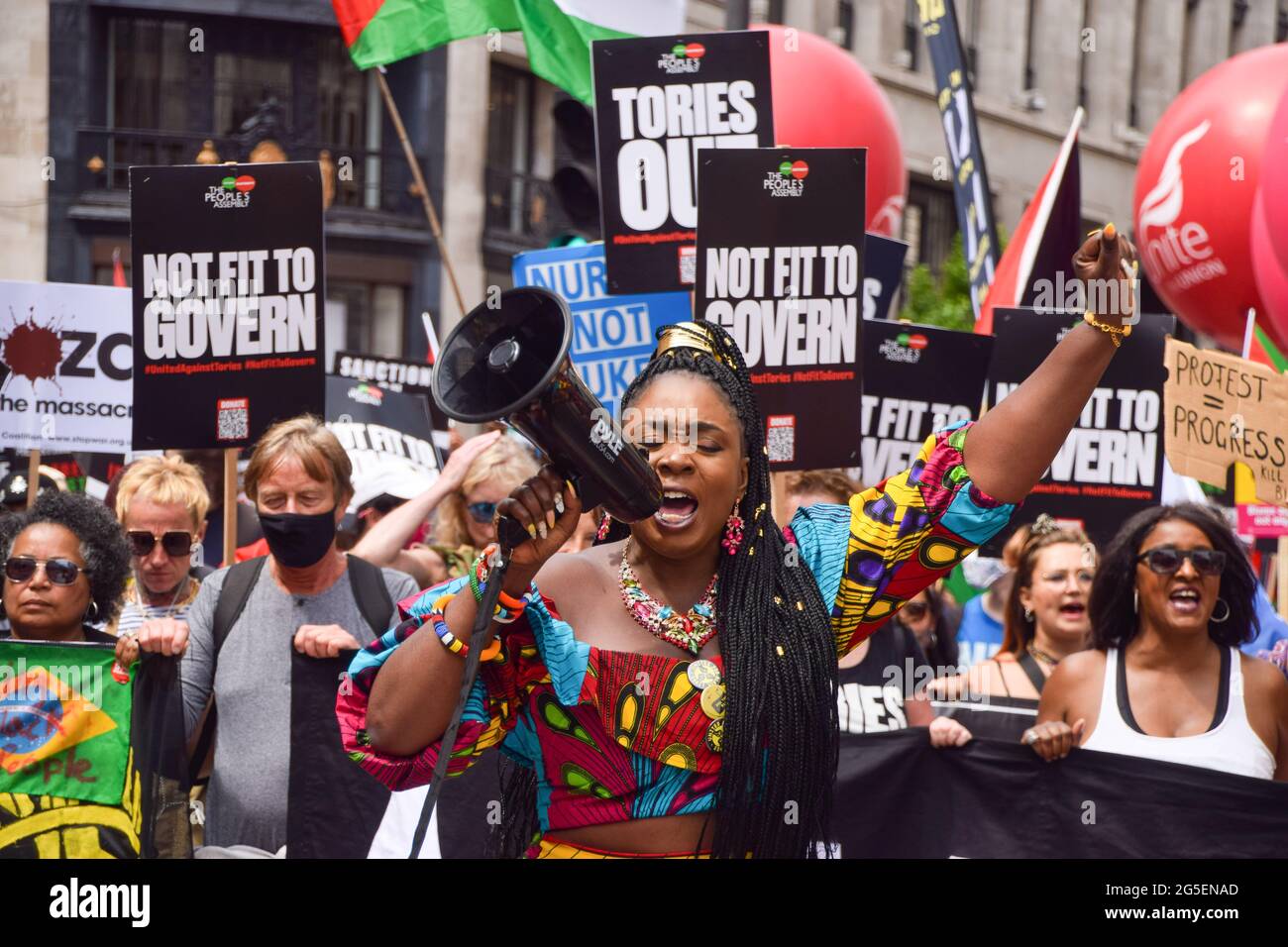 Londra, Regno Unito. 26 Giugno 2021. L'attivista Marvina Eseoghene Newton guida i manifestanti durante la manifestazione a Regent Street. Diverse proteste hanno avuto luogo nella capitale, come pro-Palestina, Black Lives Matter, Kill the Bill, Extinction Rebellion, I dimostranti anti anti anti anti-Tory, e vari altri gruppi hanno marciato attraverso il centro di Londra. (Foto di Vuk Valcic/SOPA Images/Sipa USA) Credit: Sipa USA/Alamy Live News Foto Stock