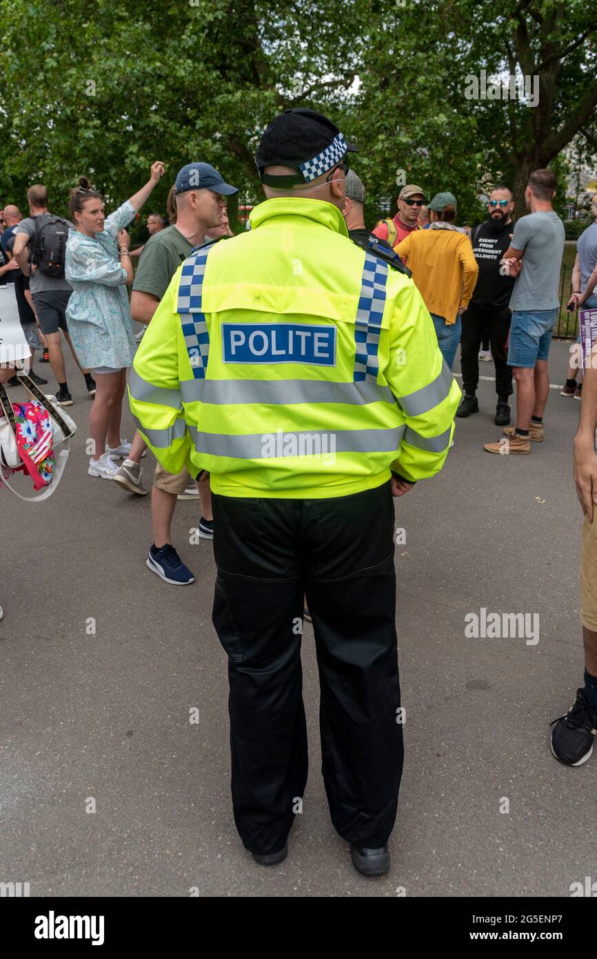 Londra, Regno Unito. 26 Giugno 2021. Un uomo vestito in una falsa divisa della polizia con la parola ‘educato' che sostituisce la polizia visto al marzo anti-blocco ‘Unite per la libertà'. (Foto di Dave Rushen/SOPA Images/Sipa USA) Credit: Sipa USA/Alamy Live News Foto Stock