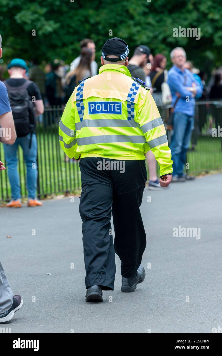 Londra, Regno Unito. 26 Giugno 2021. Un uomo vestito in una falsa divisa della polizia con la parola ‘educato' che sostituisce la polizia visto al marzo anti-blocco ‘Unite per la libertà'. (Foto di Dave Rushen/SOPA Images/Sipa USA) Credit: Sipa USA/Alamy Live News Foto Stock