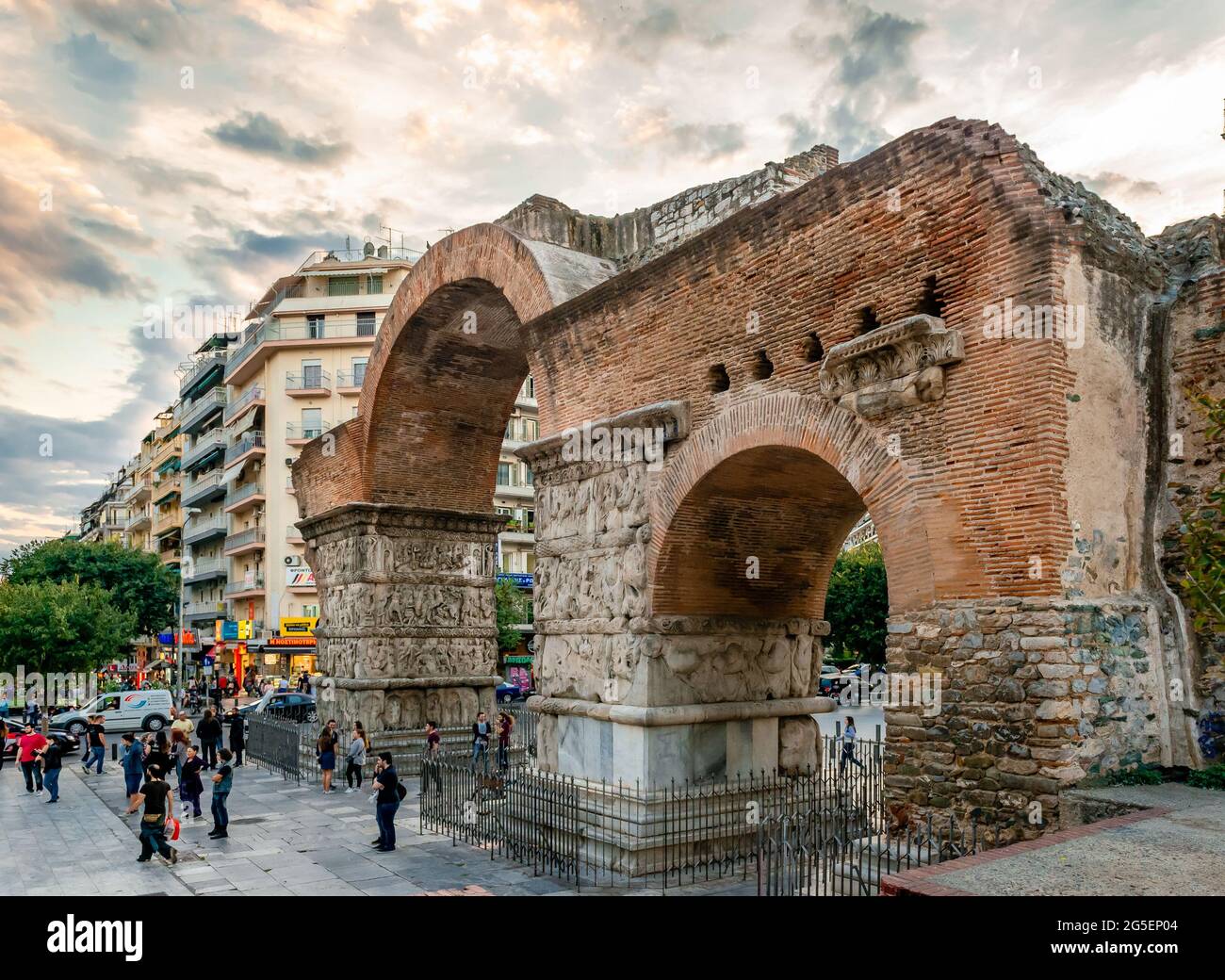 L'Arco di Galerio aka Kamara, nel centro della città. Un monumento romano del IV secolo costruì un arco triplo, tuttavia solo i due terzi rimangono ora. Foto Stock