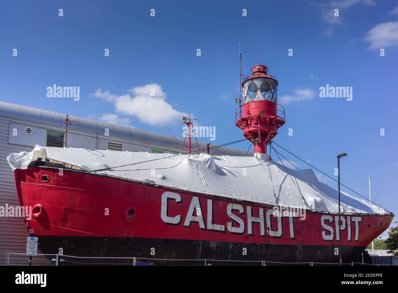 Calshot Spit Light Vessel al di fuori del Solent Sky Museum visto da Albert Road South, Southampton, Hampshire, Inghilterra, Regno Unito Foto Stock