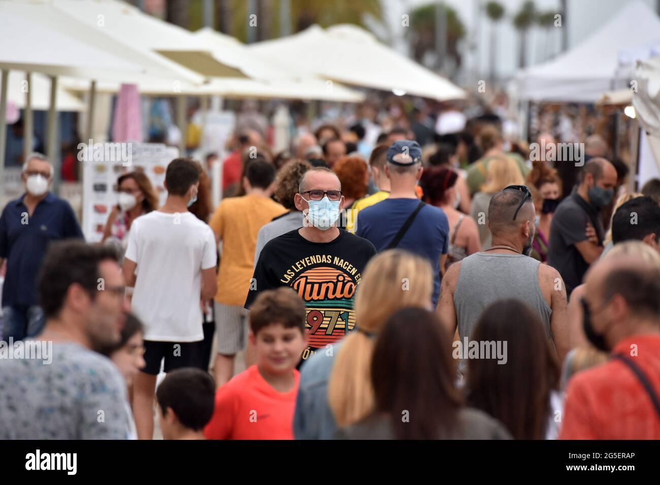 Un uomo cammina lungo la via Paseo Maritimo a Vendrell indossando un facemask come precauzione contro la diffusione del covid-19 nonostante non sia un obbligatorio.oggi è entrato il decreto legge che elimina l'obbligo di indossare una maschera per la protezione contro SARS-COV-2 Covid -19 sulla strada In Spagna. Esistono una serie di restrizioni fintantoché viene mantenuta una distanza di almeno un metro e mezzo con non-habitat. Quando si accede a luoghi pubblici come negozi, farmacie, banche, è necessario indossare una maschera facciale. Foto Stock