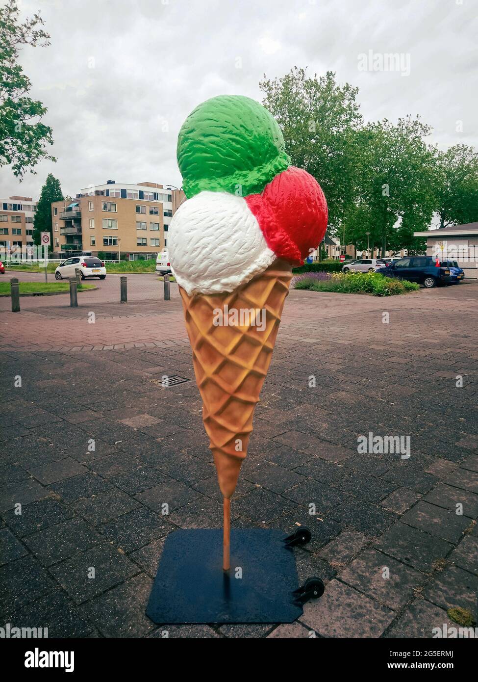 Grande modello di un gelato italiano, inteso come pubblicità per la vendita di gelati. Foto Stock