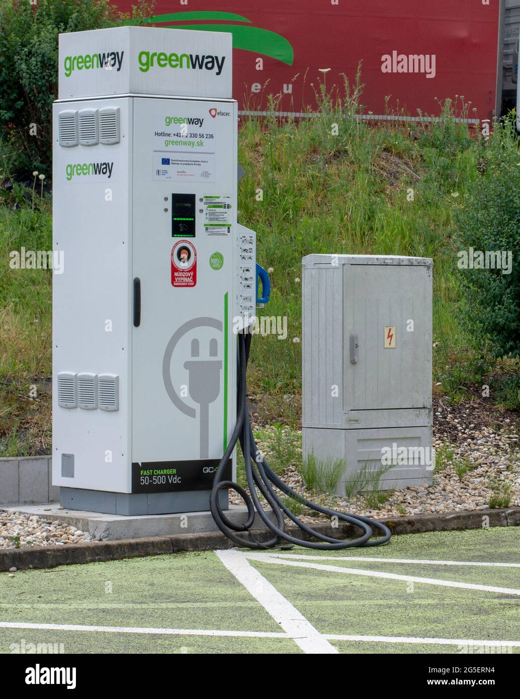 Zvolen, Slovacchia - 26 giugno 2021 : stazione di ricarica per veicoli elettrici o apparecchiature per la fornitura di veicoli elettrici (EVSE) collocate nel centro commerciale per uso pubblico. Foto Stock