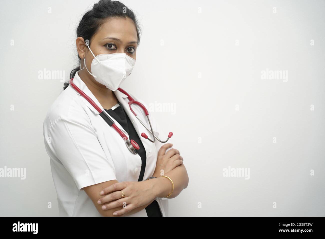 Una dottoressa sudindiana in 30 anni con maschera di rivestimento bianco e  stetoscopio rosso su sfondo bianco Foto stock - Alamy