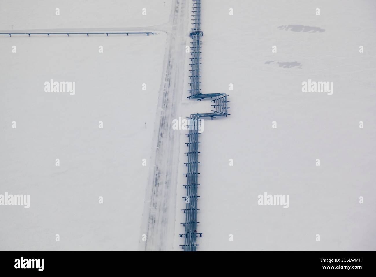 Oleodotto e iceroad che portano dalla ConocoPhillips oilwells in Alpine, il collegamento alla stazione di pompa 1 sull'Alyeska Pipeline in Prudhoe Bay, il nord del inizio della Trans-Alaska Pipeline System. Foto Stock