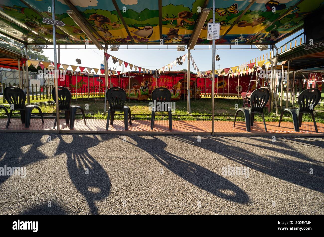 Attrazione inattiva in un parco divertimenti chiuso nel nord Italia durante la pandemia COVID-19 Foto Stock