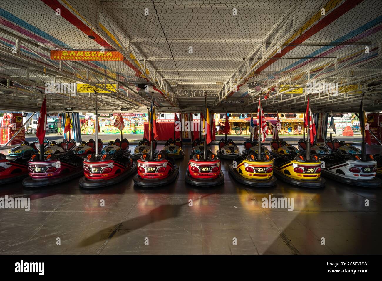 Idle autoscontri attrazioni corsa piatta in un parco divertimenti nel nord Italia Foto Stock
