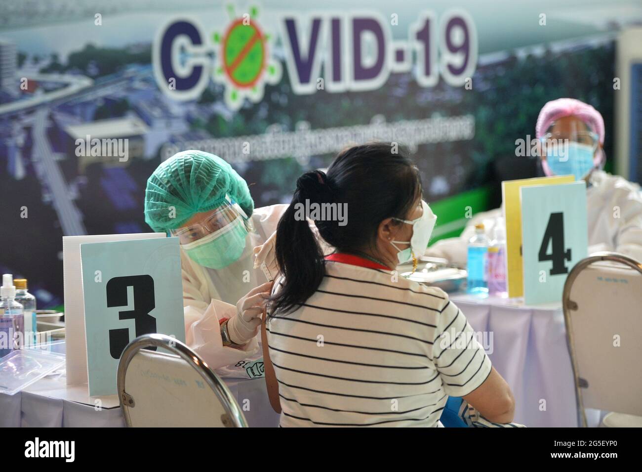 Bangkok, Thailandia. 26 Giugno 2021. Un cittadino riceve una dose di vaccino COVID-19 a Bangkok, Thailandia, 26 giugno 2021. La Thailandia ha accelerato il lancio dei vaccini mentre pianifica di riaprire le frontiere ai viaggiatori stranieri già a ottobre. Da sabato, il paese ha somministrato più di 8.9 milioni di dosi del vaccino COVID-19 da quando ha lanciato il programma nazionale di vaccinazione in febbraio. Credit: Rachen Sageamsak/Xinhua/Alamy Live News Foto Stock