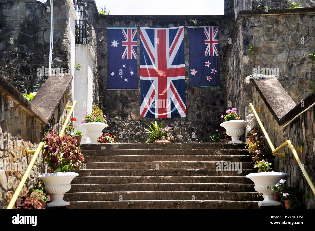 Bandiera del Regno d'Inghilterra nazione su muro di pietra all'aperto nel giardino di Kota Kinabalu in Borneo Kalimantan di Sabah stato della Malesia Foto Stock