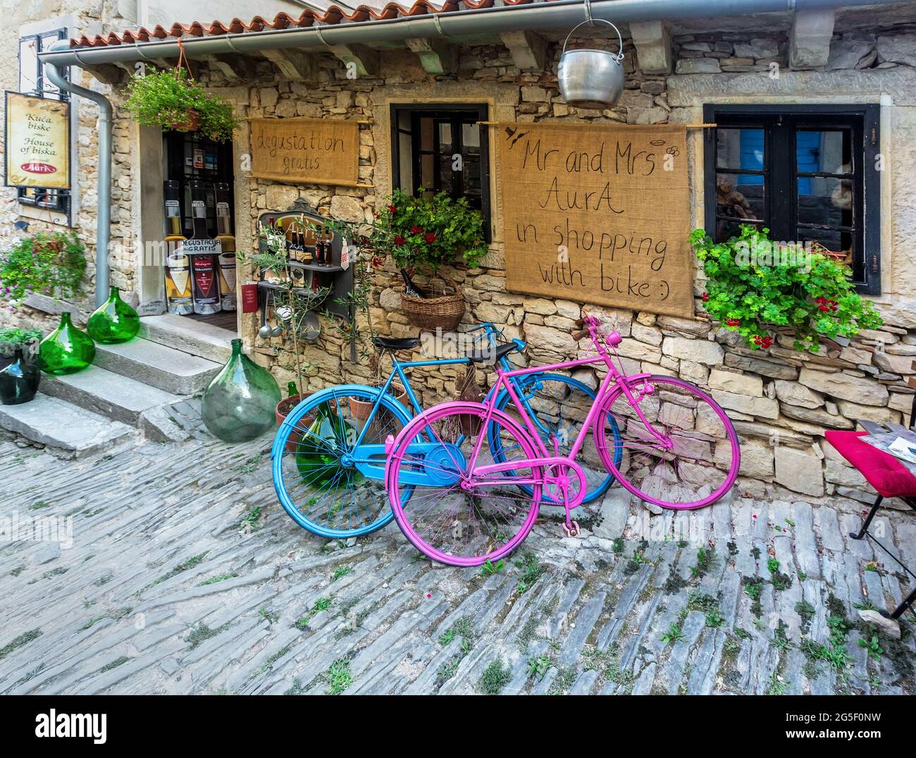 HUM, CROAZIA - 10 agosto: Hum è la città più piccola del mondo, Hum è una delle migliori attrazioni dell'Istria, 10 agosto 2015. Foto Stock