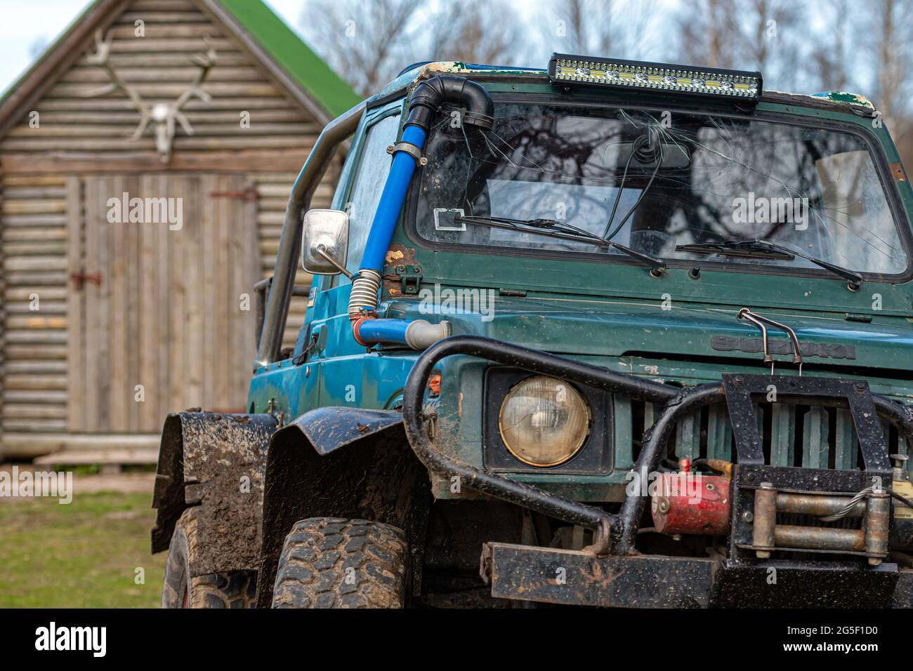 Gulbene, Lettonia - 02 maggio 2021: Compatto giapponese SUV Suzuki con messa a punto off-Road in un cortile, , dettagli primo piano Foto Stock