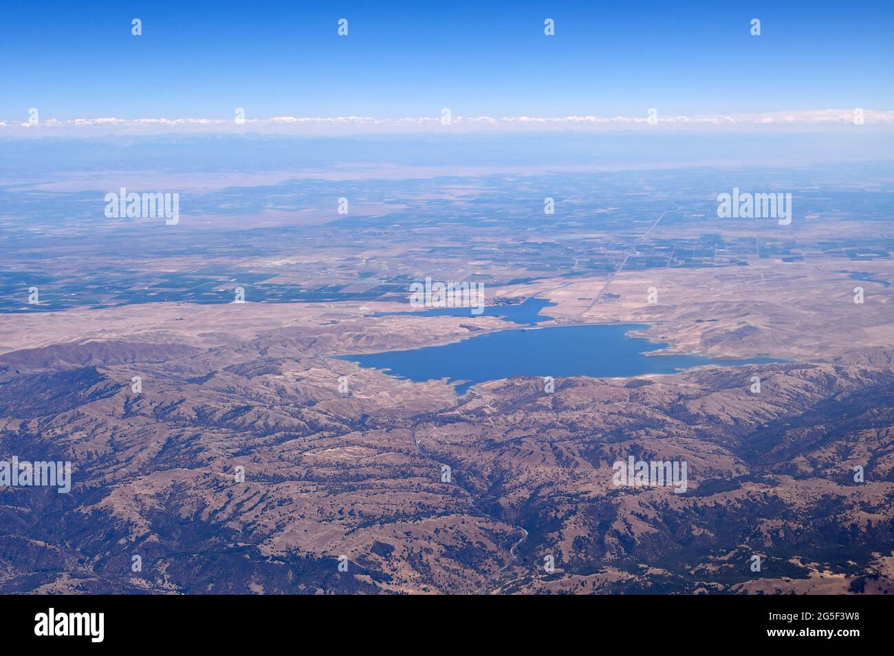 Le rive del lago artificiale di San Luis con la Central Valley (vista aerea), Los Banos CA Foto Stock