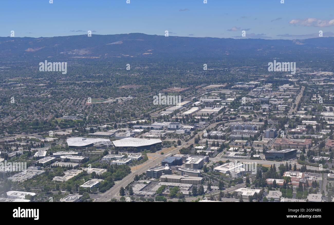 Il nuovo e imponente quartier generale e campus di Nvidia Corp. Nella  Silicon Valley (in primo piano a sinistra), Santa Clara CA Foto stock -  Alamy