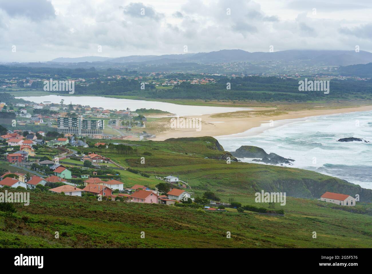 Vista ad alto angolo della spiaggia di Frouxeira o valdoviño in UNA provincia di Coruña, Galizia, Spagna. Oceano Atlantico. Foto Stock