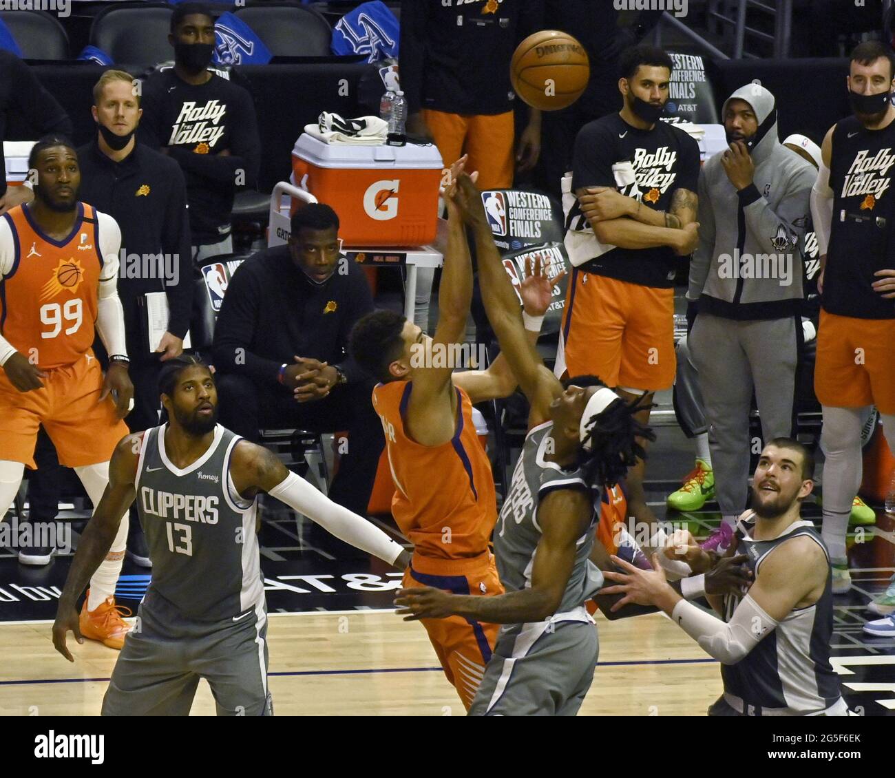 La guardia dei Phoenix Suns Devin Booker (1) spara sulla guardia dei Los Angeles Clippers Terance Mann (14) durante la seconda metà di Game 4 delle migliori finali della Western Conference allo Staples Center di Los Angeles sabato 26 giugno 2021. I Suns sconfissero i Clippers 84-80 e guidarono la serie 3-1. Foto di Jim Ruymen/UPI Foto Stock