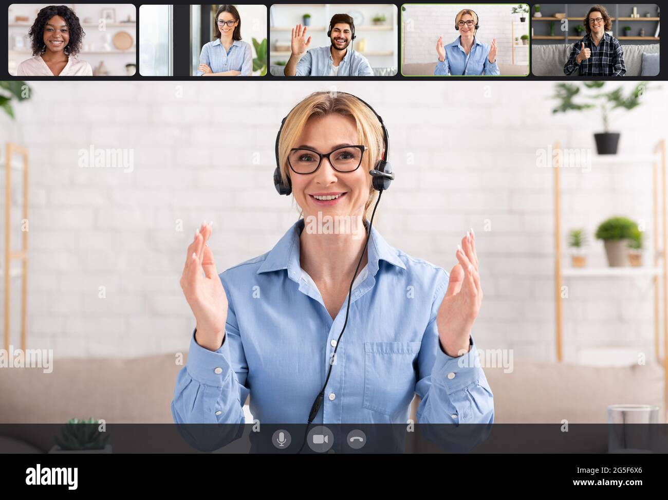 Teleconferenza. Uomini e donne sorridenti che fanno videoconferenza su un computer portatile, parlano con colleghi, hanno un briefing remoto o studiano online. E-learning Foto Stock