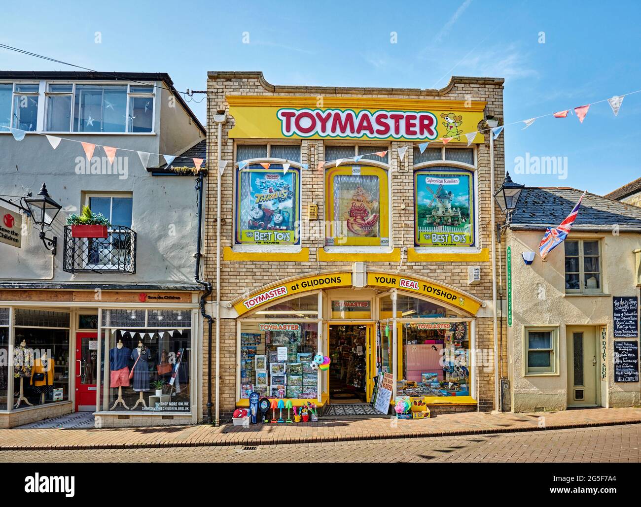Toymaster at Gliddons, un negozio di giocattoli tradizionale nel centro di Sidmouth, una città costiera del Devon, sito patrimonio dell'umanità della Jurassic Coast Foto Stock