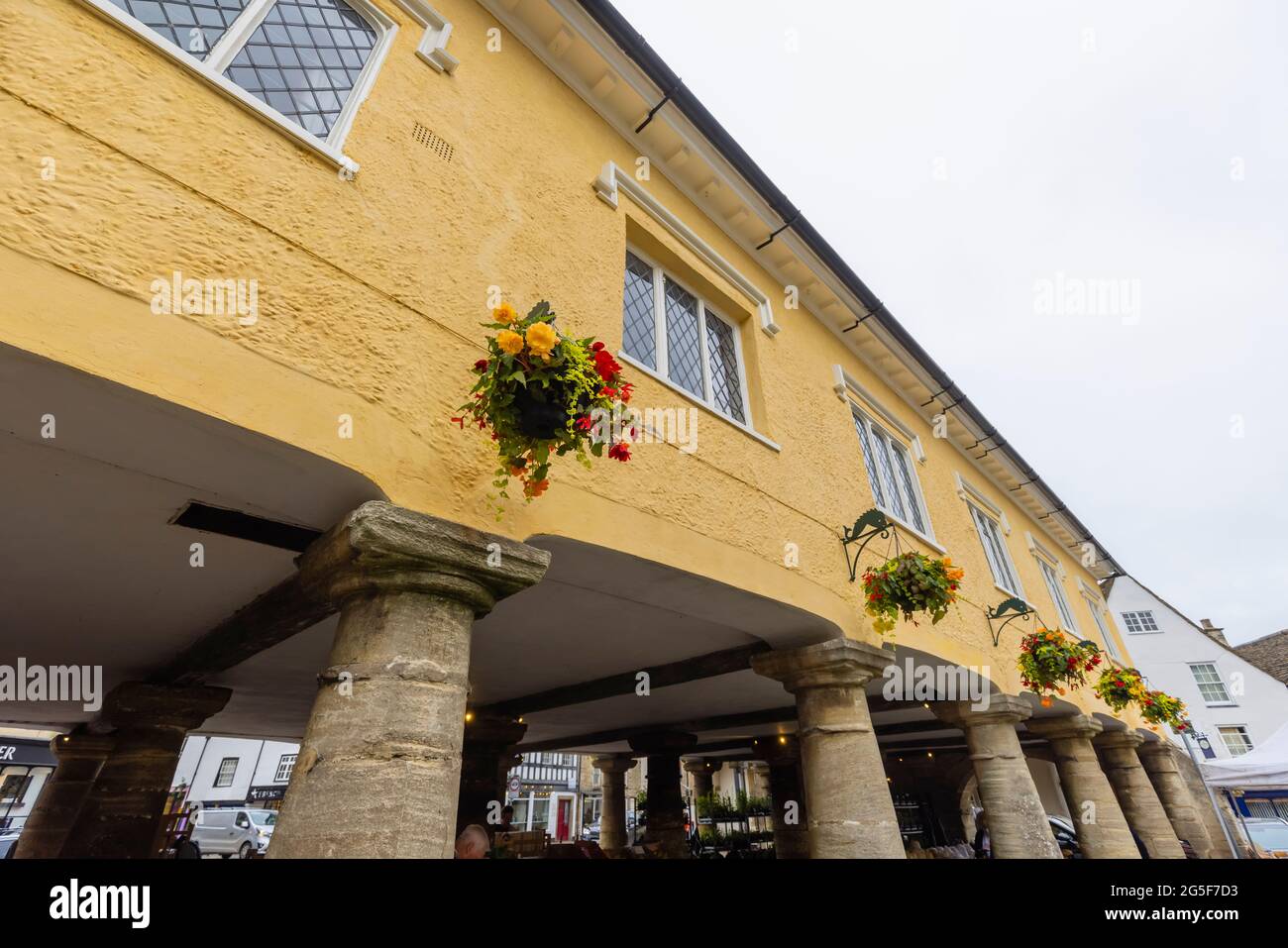 Market House, una tradizionale casa di mercato a colonne Cotswold a Tetbury, una storica città di lana nel Cotswolds nel Gloucestershire, Inghilterra sud-occidentale Foto Stock