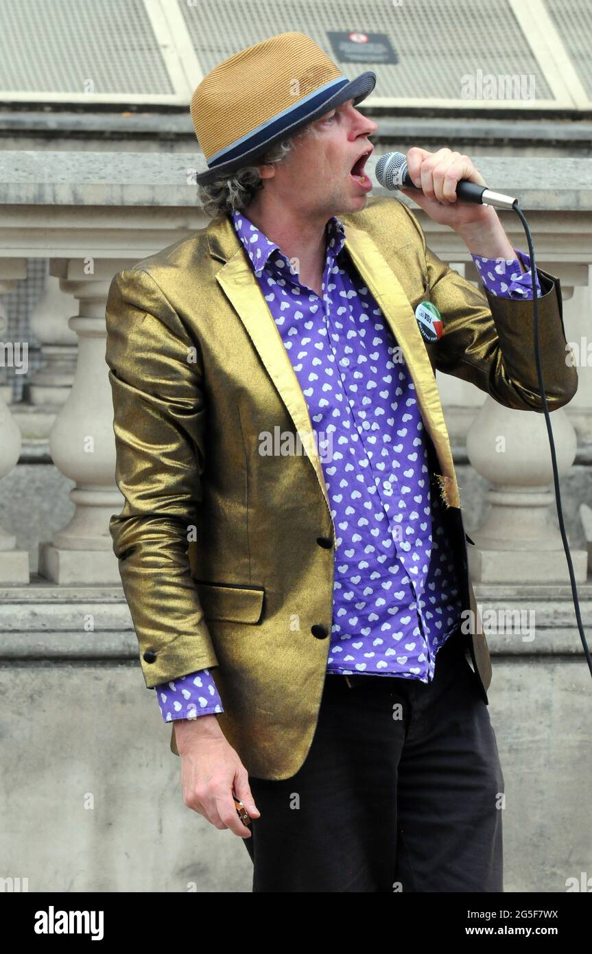 Londra, Regno Unito. 26 Giugno 2021. Phil Zimmerman, attore, comico, attivista. Protesta anti-blocco su Piazza del Parlamento. Credit: JOHNNY ARMSTEAD/Alamy Live News Foto Stock