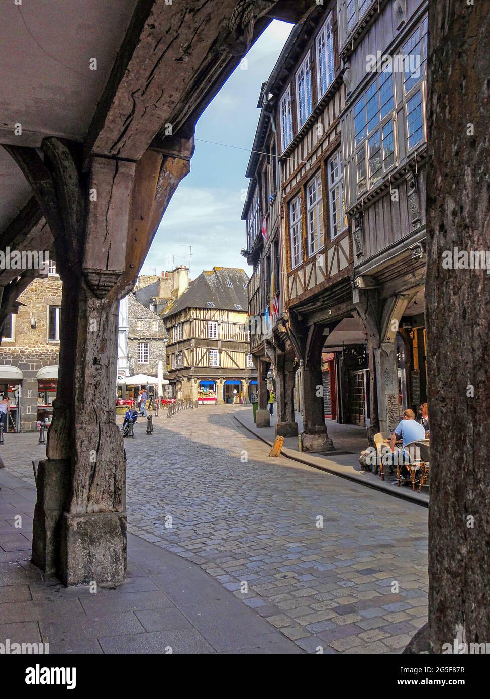 Pasear por Dinan (Bretaña) es como estar en un cuento, Sus murallas son las mejores conservadas de la Región es como retroceder hasta la Edad Media. Foto Stock