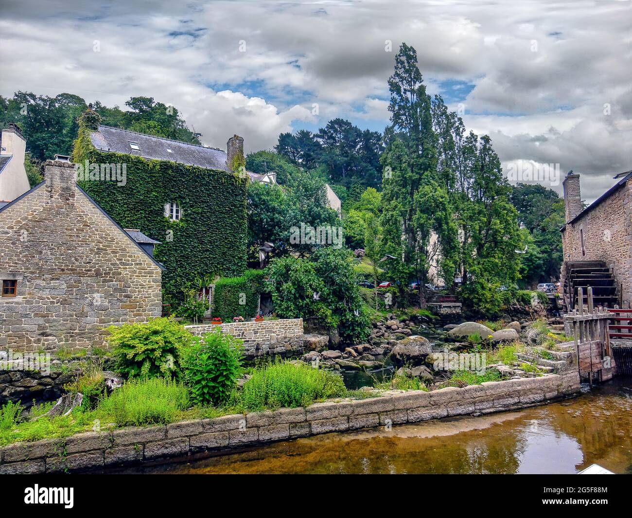 Este pequeño pueblo, enclavado en la desembocadura del Río Aven, debe su notoriedad a la escuela de pintores que tuvo a Gauguin como maestro. Foto Stock