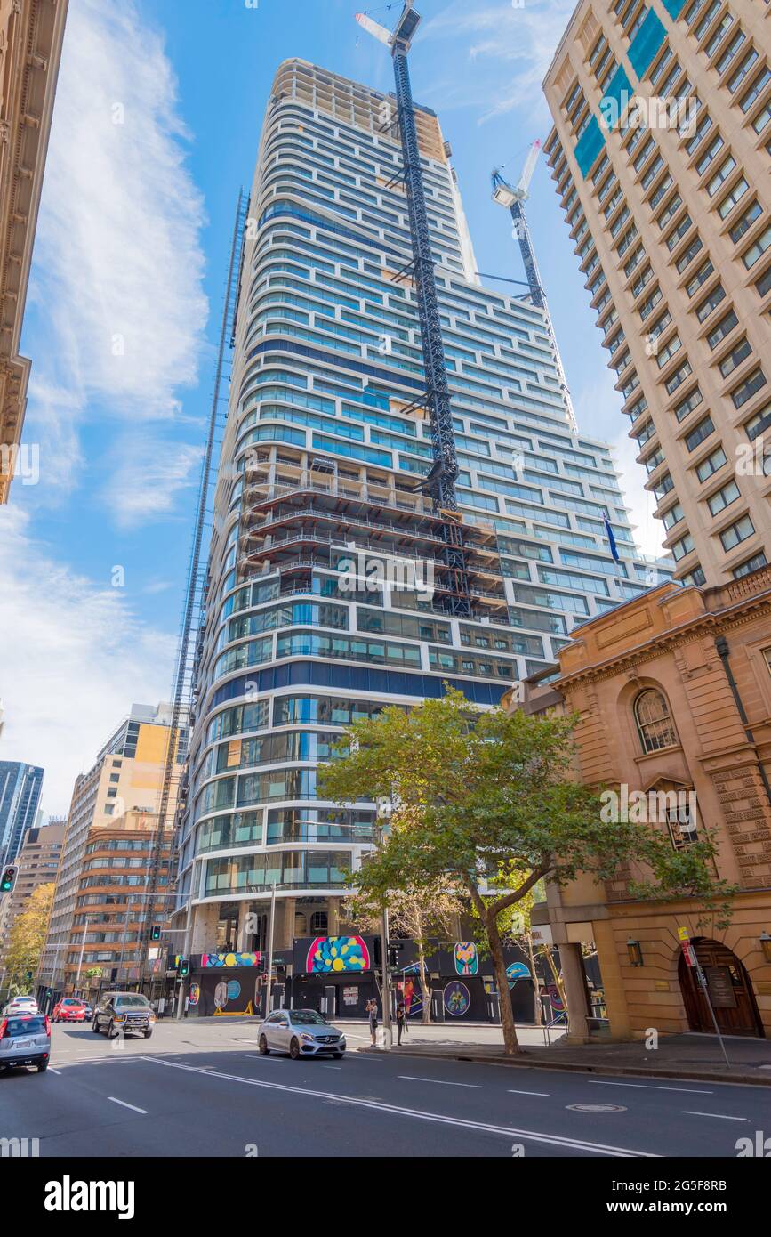 Sydney, Australia, Apr 2021: La nuova AMP Quay Quarter Tower da $1 miliardi, un edificio a 50 piani a 6 stelle verdi, è previsto per il completamento quest'anno Foto Stock