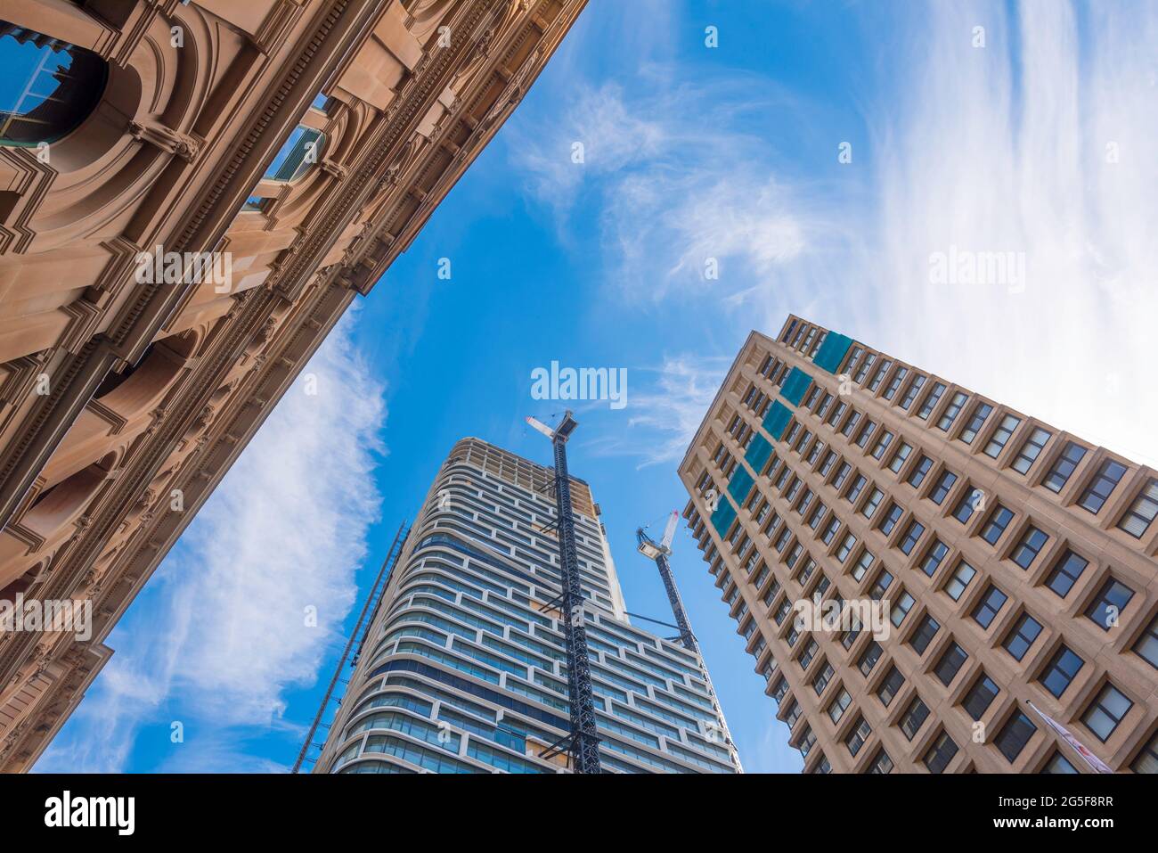 Sydney, Aust, aprile 2021: L'edificio del 1881° Segretario principale e la nuova AMP Quay Quarter Tower, un edificio a 54 piani, 6 stelle verdi, la cui scadenza è il 1billion 2021 Foto Stock