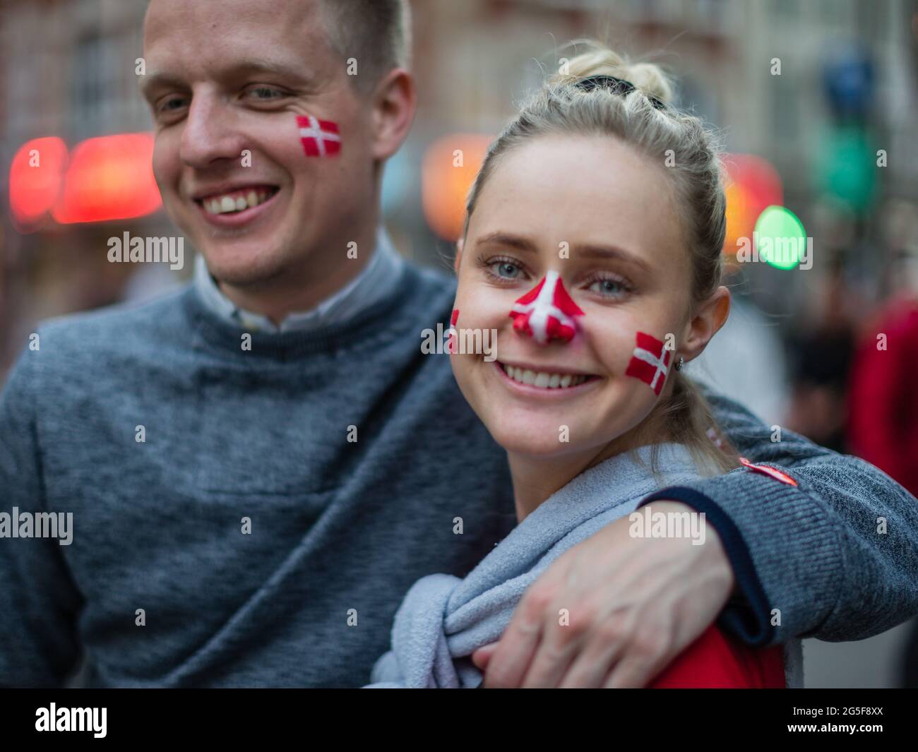 I tifosi danesi sorridono mentre attendono con impazienza la loro partita semifinale contro l'Inghilterra nel ritardato EURO 2020 Foto Stock