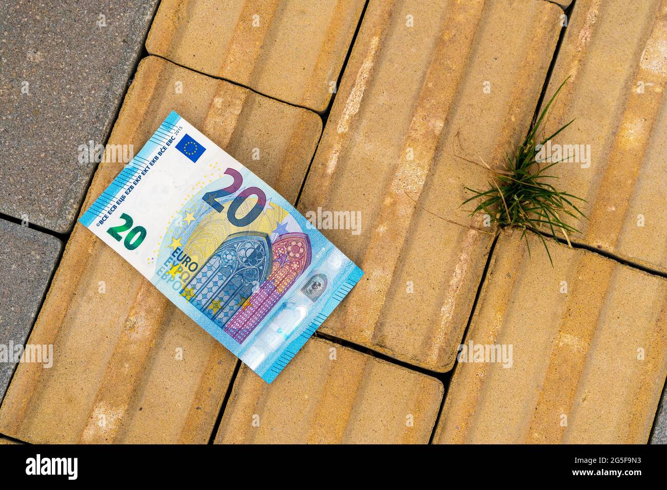 Banconota da 20 euro sdraiata a terra. Denaro perso. Foto Stock
