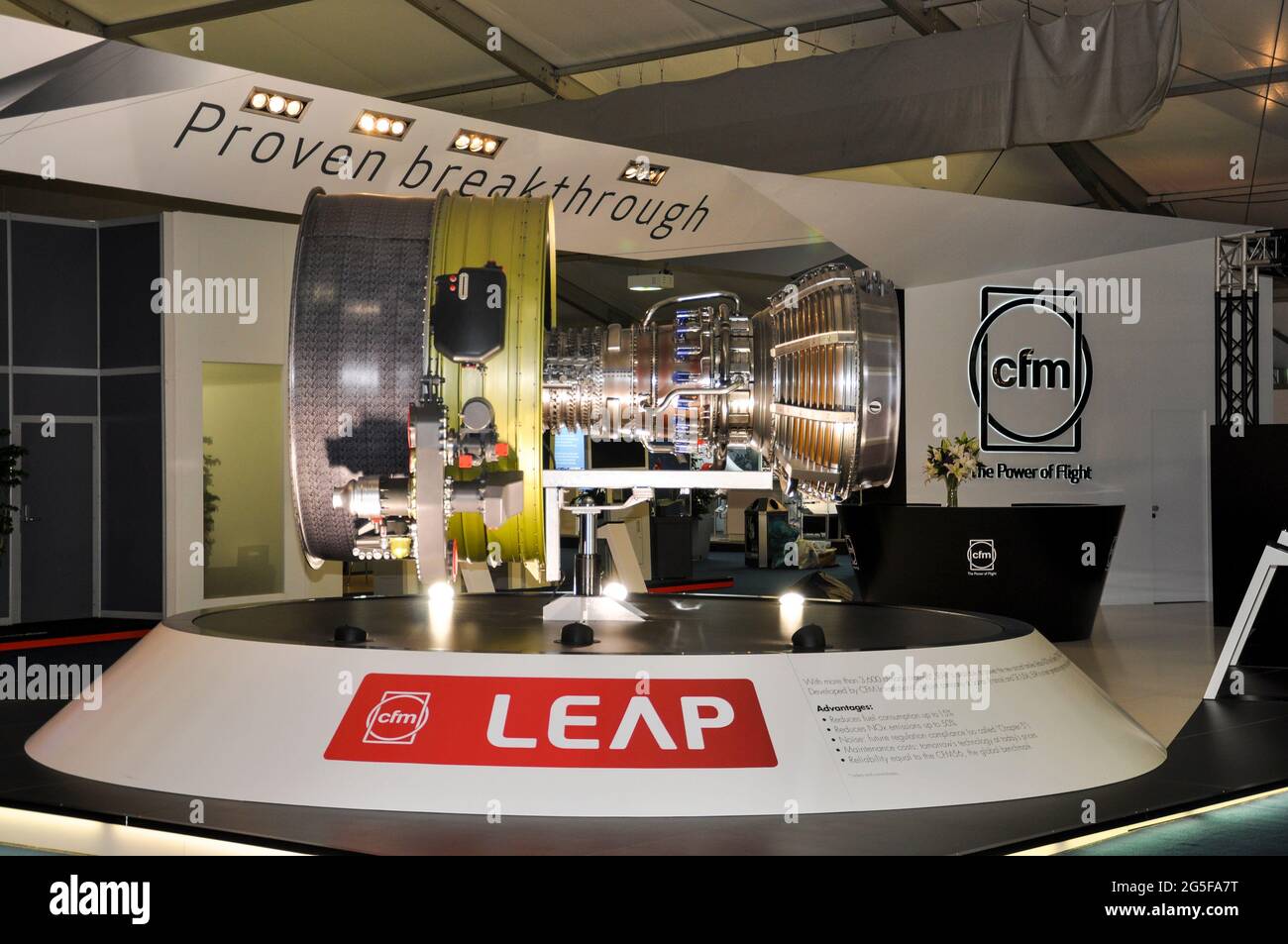 Stand CFM International LEAP con motore turbofan ad alto bypass presso la fiera di Farnborough International Airshow 2012, Regno Unito. Progettazione economica Foto Stock