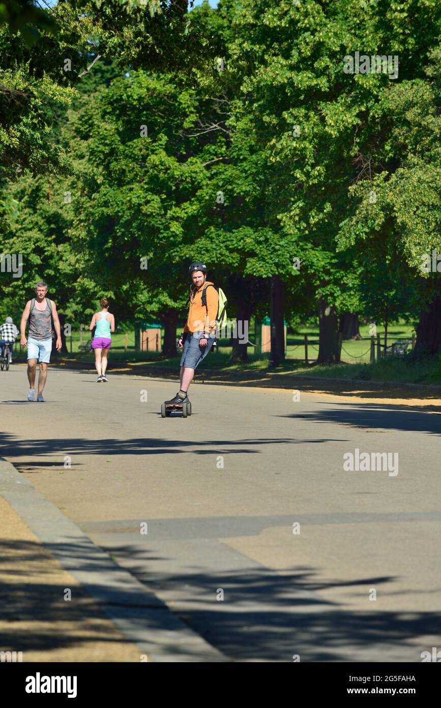 Electric Longboard, skateboard, Serpentine Road, Hyde Park, West London, Regno Unito Foto Stock