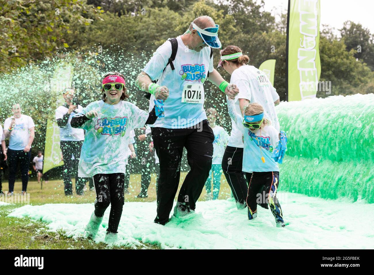 Northampton, Regno Unito, 27 giugno 2021. Bubble Rush 2021 5K, ottimo divertimento ad Abington Park in una mattinata buia. Con oltre 500 persone che partecipano divertendosi e raccogliendo denaro per Marie Curie e altre associazioni di beneficenza. Credit: Keith J Smith./Alamy Credit: Keith J Smith./Alamy Foto Stock