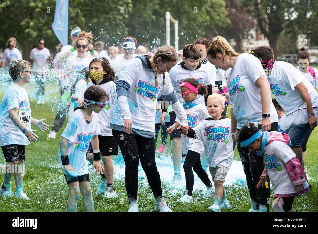 Northampton, Regno Unito, 27 giugno 2021. Bubble Rush 2021 5K, ottimo divertimento ad Abington Park in una mattinata buia. Con oltre 500 persone che partecipano divertendosi e raccogliendo denaro per Marie Curie e altre associazioni di beneficenza. Credit: Keith J Smith./Alamy Credit: Keith J Smith./Alamy Foto Stock