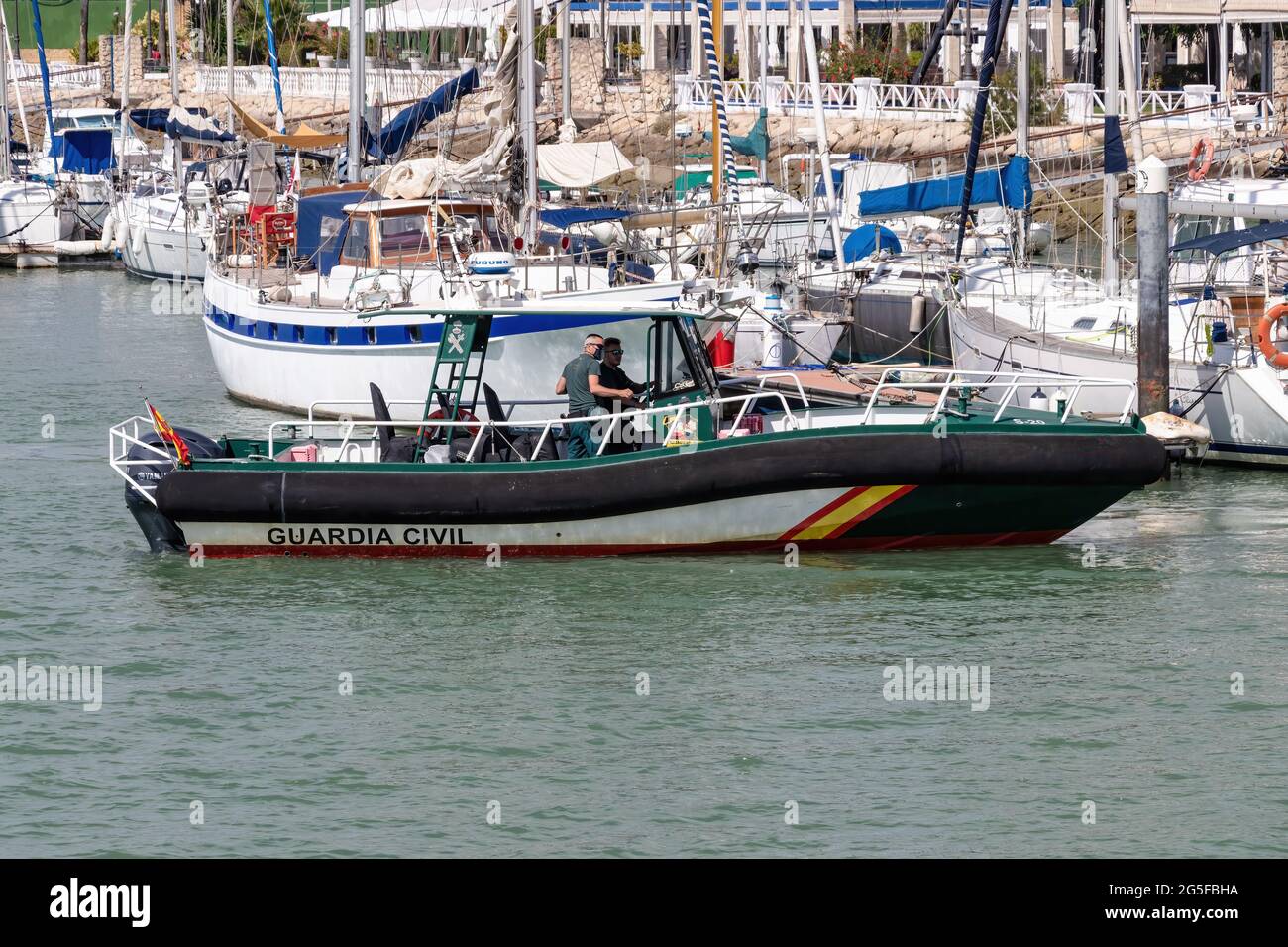 El Puerto de Santa María, Cádiz, Spagna - 16 giugno 2021: Imbarcazione ad alta velocità della Guardia Civil che lascia il porto. Forze e organi di sicurezza dello Stato, Andalus Foto Stock