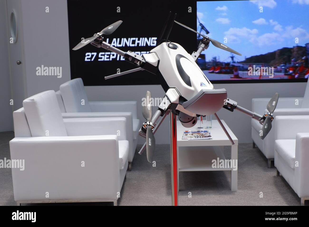 Drone industriale al Salone per una fiera della tecnologia al coperto Foto  stock - Alamy