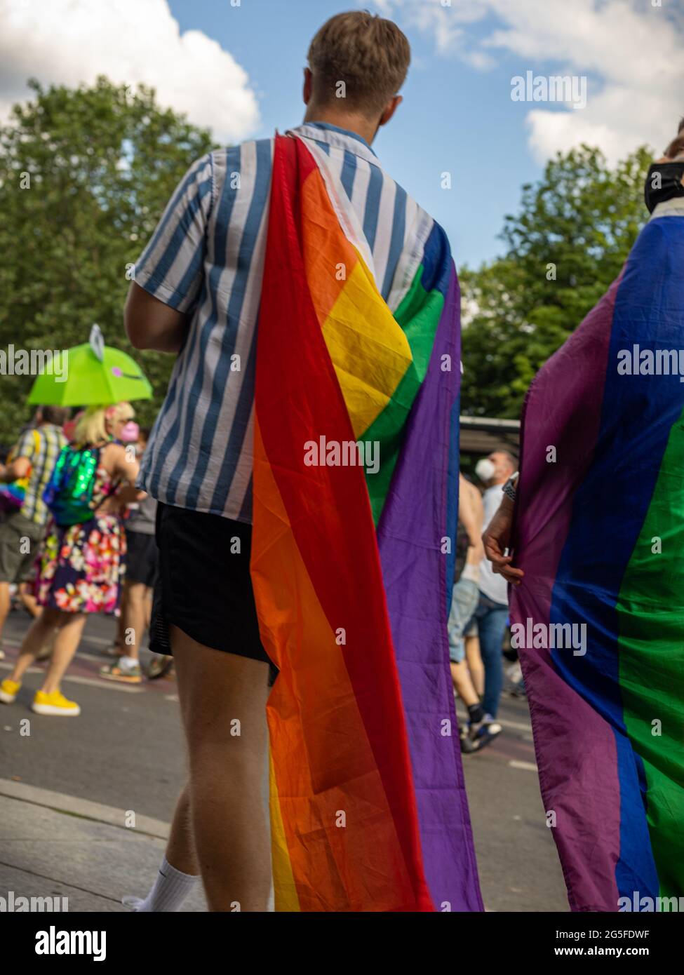 Berlino, Germania - 26 giugno 2021 - un uomo con la tradizionale bandiera arcobaleno su Christopher Street Day a Berlino, Germania Foto Stock
