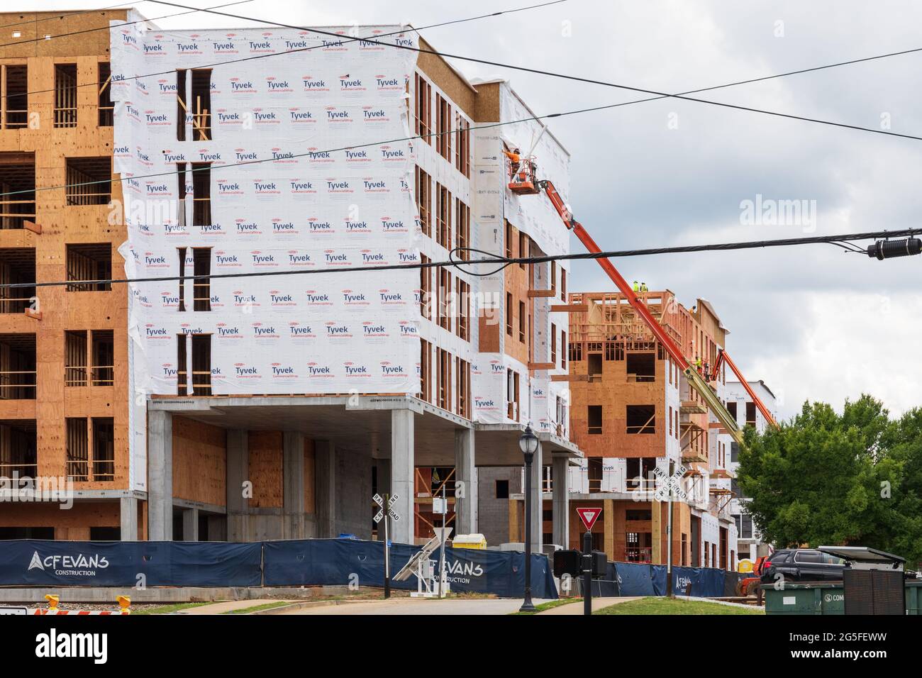 GREENVILLE, SC, USA-23 GIUGNO 2021: Nuova costruzione che mostra la struttura in legno e i lavoratori sugli ascensori. Foto Stock