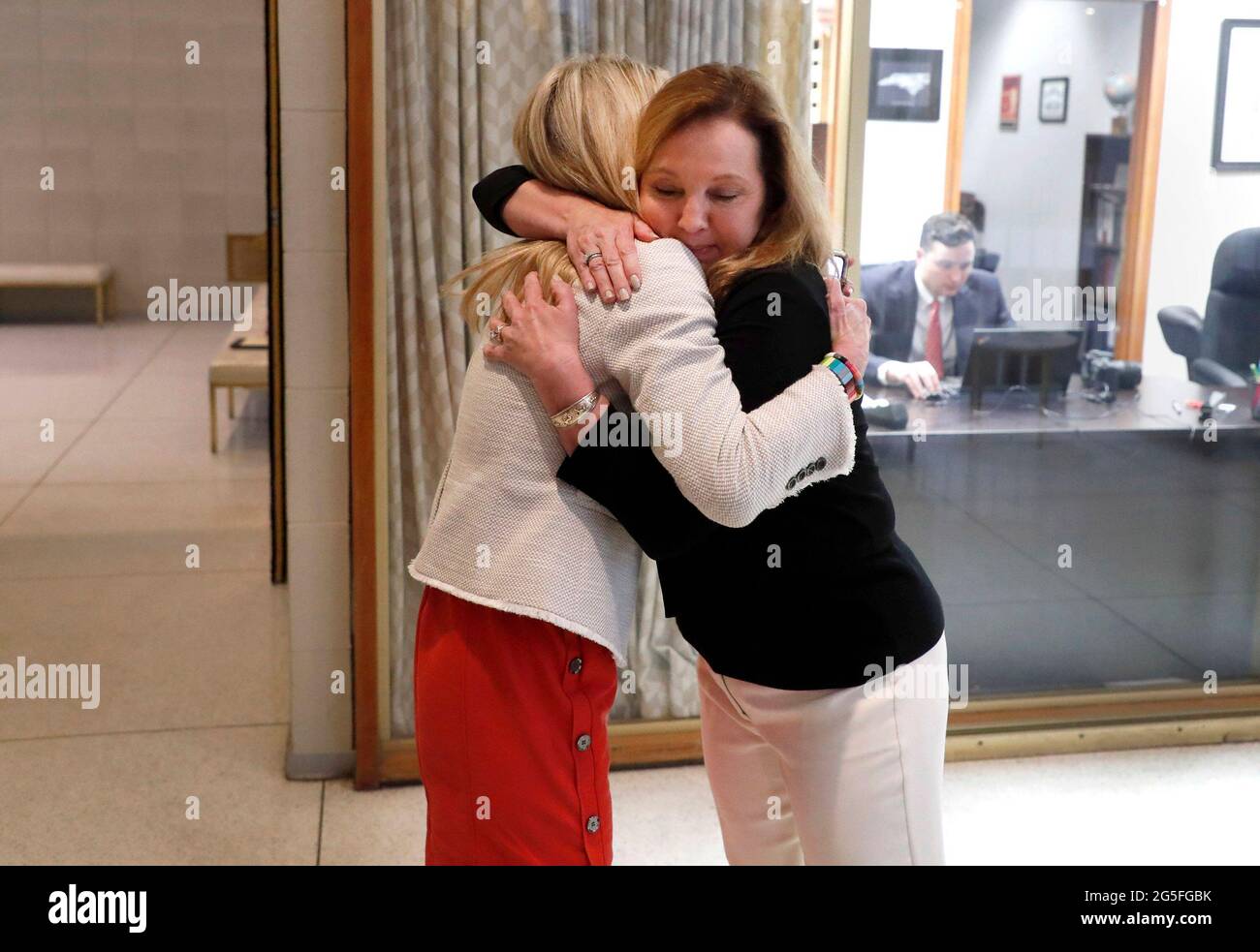 Judy Wiegand, a destra, Hugs Rep. Kristin Baker dopo Wiegand ha parlato durante una riunione del Comitato giudiziario della Camera a Raleigh, Carolina del Nord il 22 giugno 2021. Wiegand, che era sposata quando aveva 13 anni, stava parlando a favore del disegno di legge del Senato 35, che aumenterebbe l'età minima per essere sposato a 16. (Foto di Ethan Hyman/Raleigh News & Observer/TNS/Sipa USA) Foto Stock