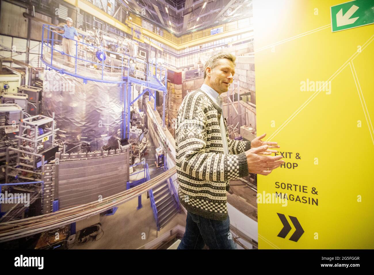 Direttore bibliotecario al CERN, norvegese Jens Vigen, spiega l'affascinante calendario che ha portato il centro di ricerca ad oggi. Gli scienziati e gli ingegneri del CERN si stanno preparando per il prossimo grande capitolo della storia del più grande laboratorio di ricerca del mondo. Sono in corso piani per costruire un altro collider di particelle quattro volte più grande dell'esistente LHC - Large Hadron Collider. Foto Stock