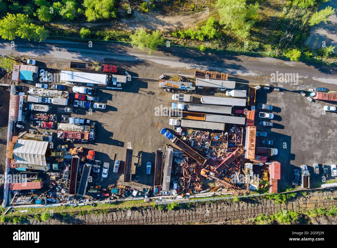 Vista panoramica di lastre metalliche rifiuti raccolti in un contenitore in un servizio di smaltimento di supporto alla gestione dei rifiuti Foto Stock