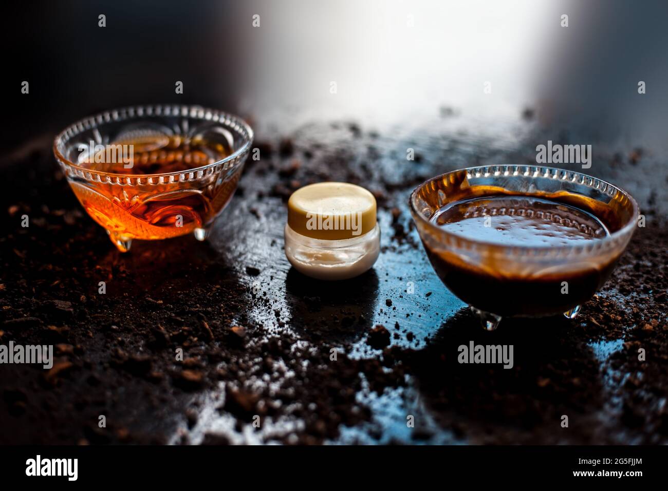 Maschera viso ringiovanente al cioccolato fatta in casa su una superficie  lucida nera con qualche polvere di cacao crudo Foto stock - Alamy