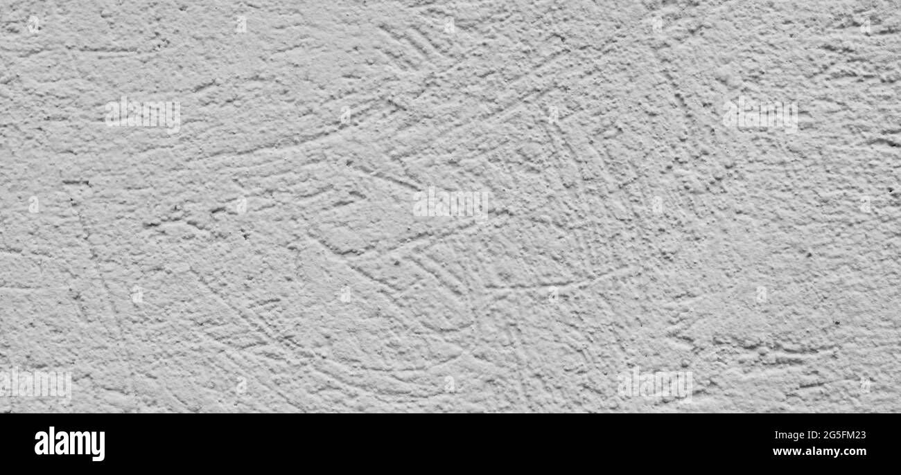 Frammento dettagliato di parete di cemento graffiata grigia. Sfondo grigio, texture. Foto Stock