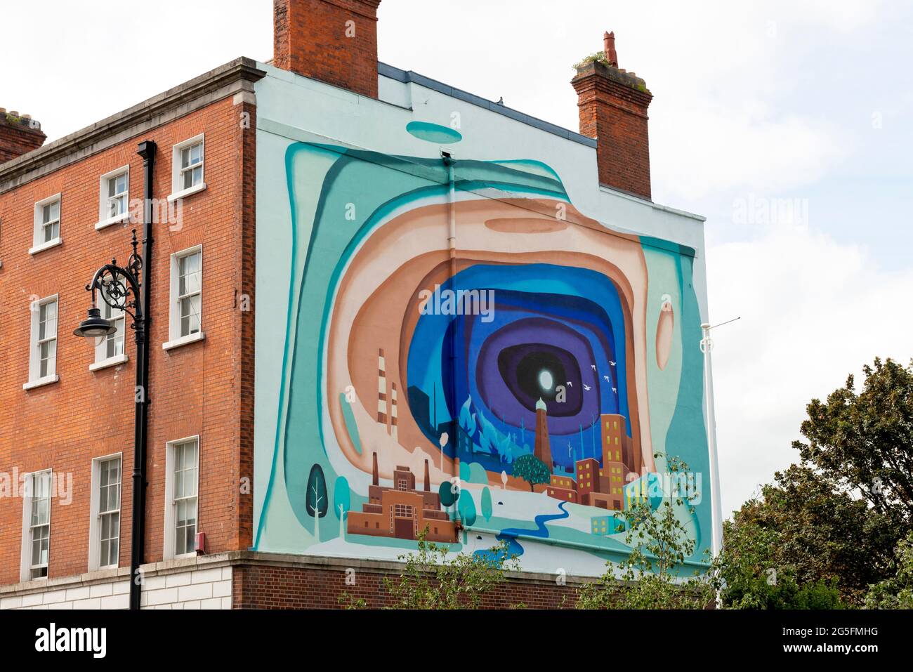 Murale alla distilleria Roe & Co che raffigura le attività Diageo intorno a James Street, The Liberties, Dublino 8, Irlanda a giugno 2021. Foto Stock