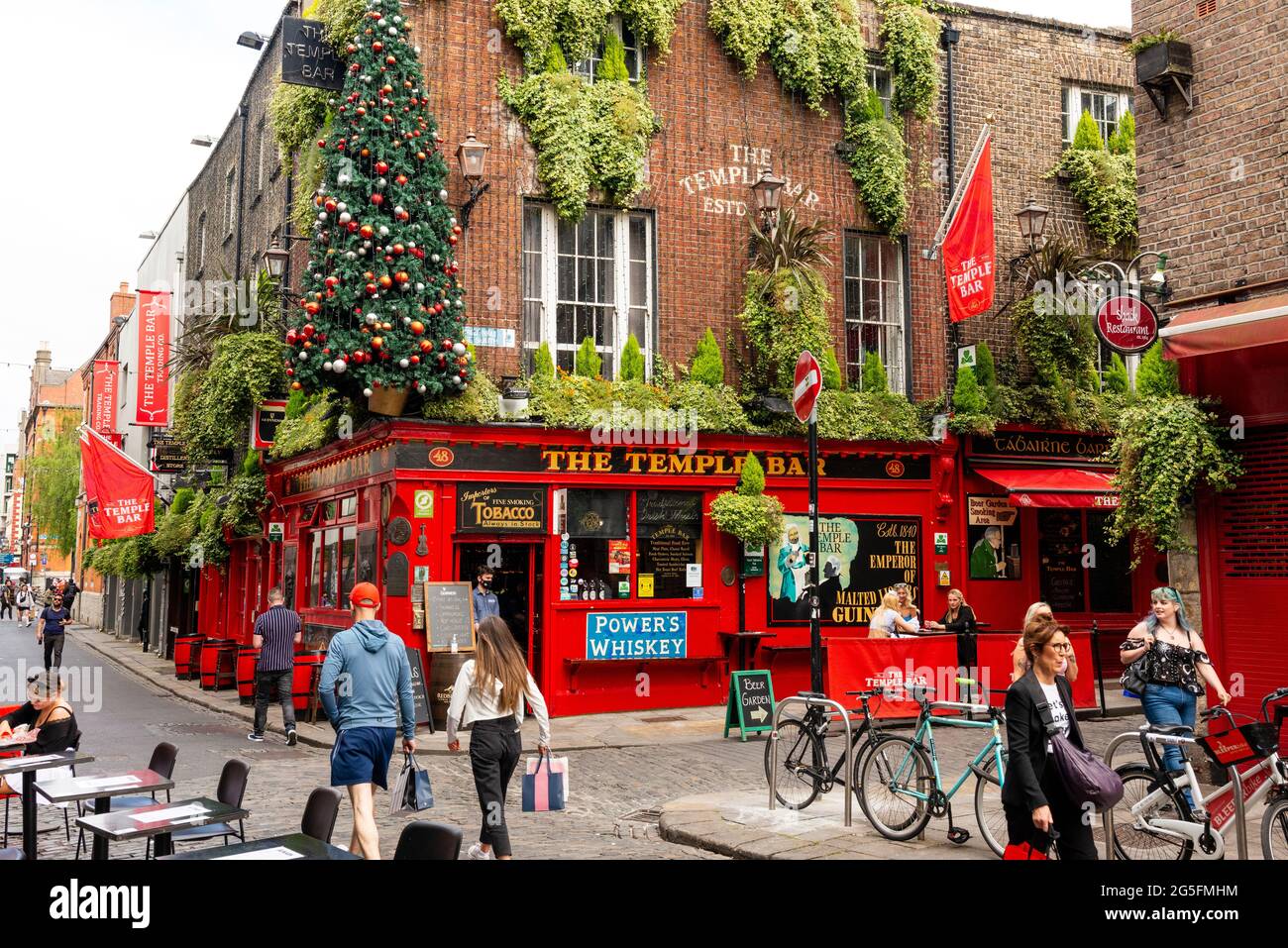 Quartiere Temple Bar di Dublino persone fuori Temple Bar, Essex Street East, Dublino, Irlanda a partire da giugno 2021. Foto Stock