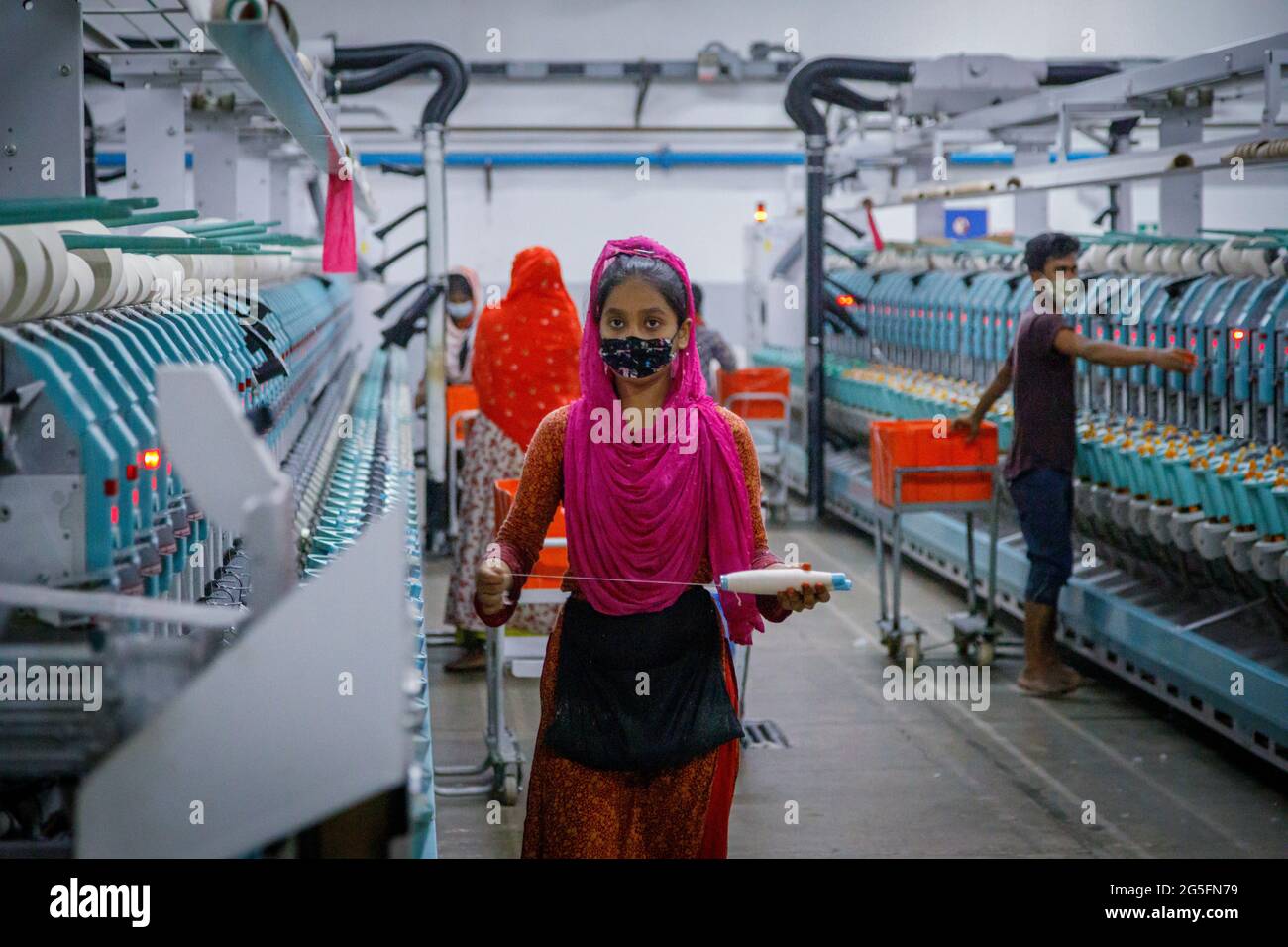 Lavoratori RMG nello stabilimento di BEXIMCO fuori Dhaka in Bangladesh. Negli ultimi sette anni, l'industria dell'abbigliamento del Bangladesh ha aumentato i suoi ricavi annuali da 19 miliardi di dollari a 34 miliardi di dollari, un aumento del 79%. Questo rende il paese il secondo esportatore mondiale di indumenti, con il settore che rappresenta il 80% del totale dei proventi da esportazione del Bangladesh Foto Stock