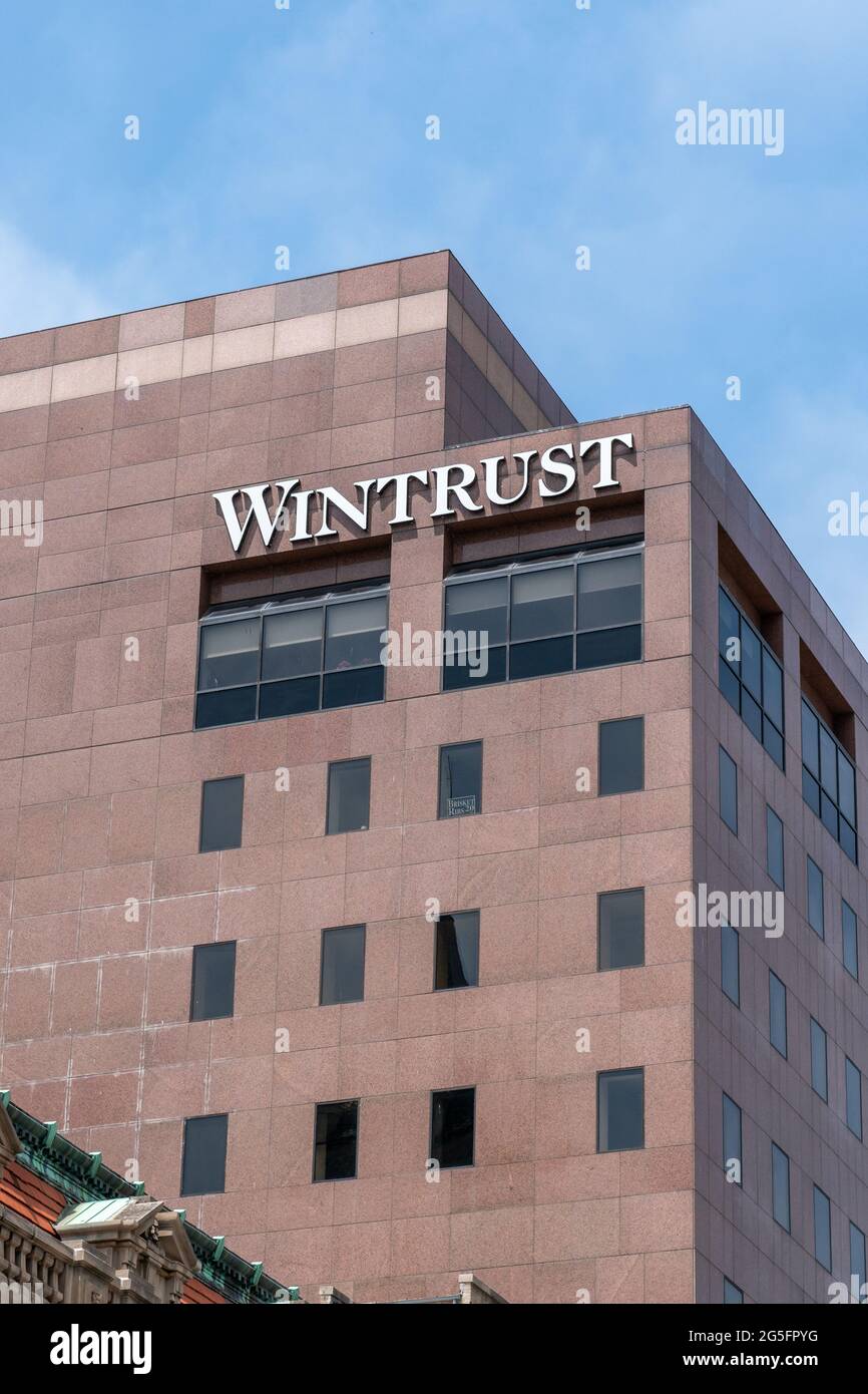MILWAUKEE, WI,USA - 19 GIUGNO 2021 - Wintrust Financial bank, logo esterno e marchio di fabbrica. Foto Stock
