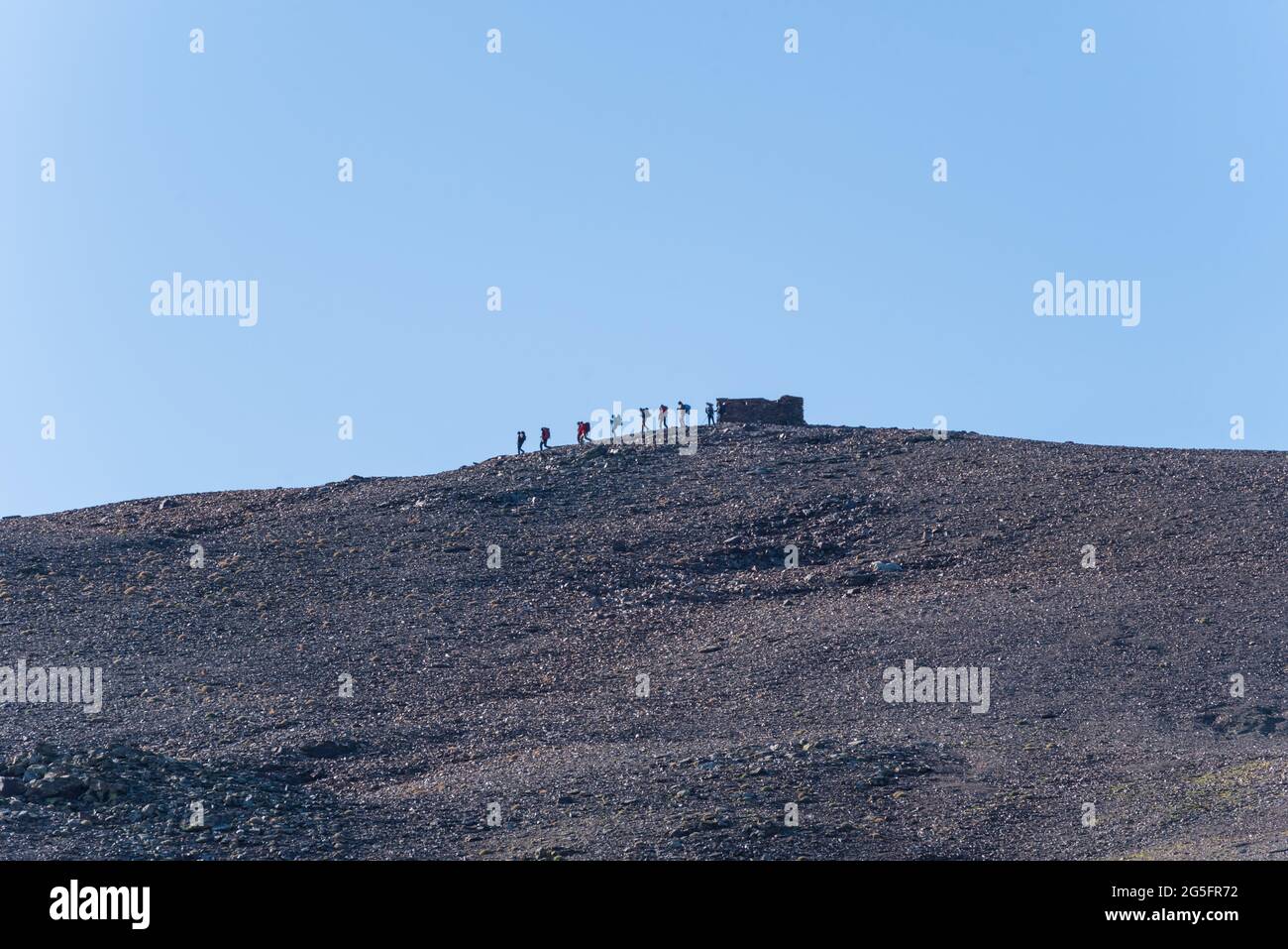 Gruppo di escursionisti che lasciano un rifugio sulla cima di una montagna in Sierra Nevada, Granada Foto Stock