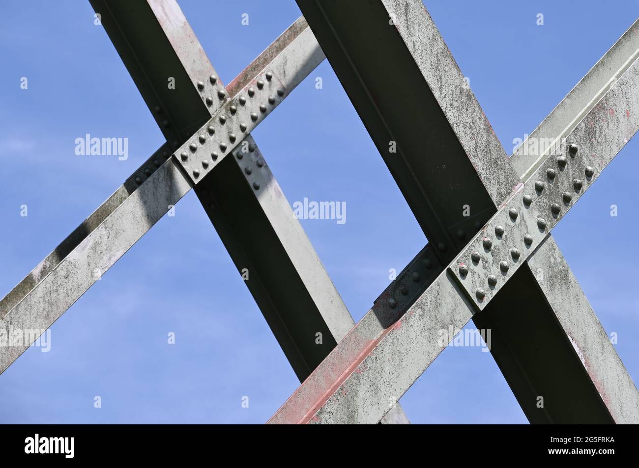 Struttura in acciaio di un vecchio ponte ferroviario sul fiume Weser vicino Marklohe in bassa Sassonia Foto Stock