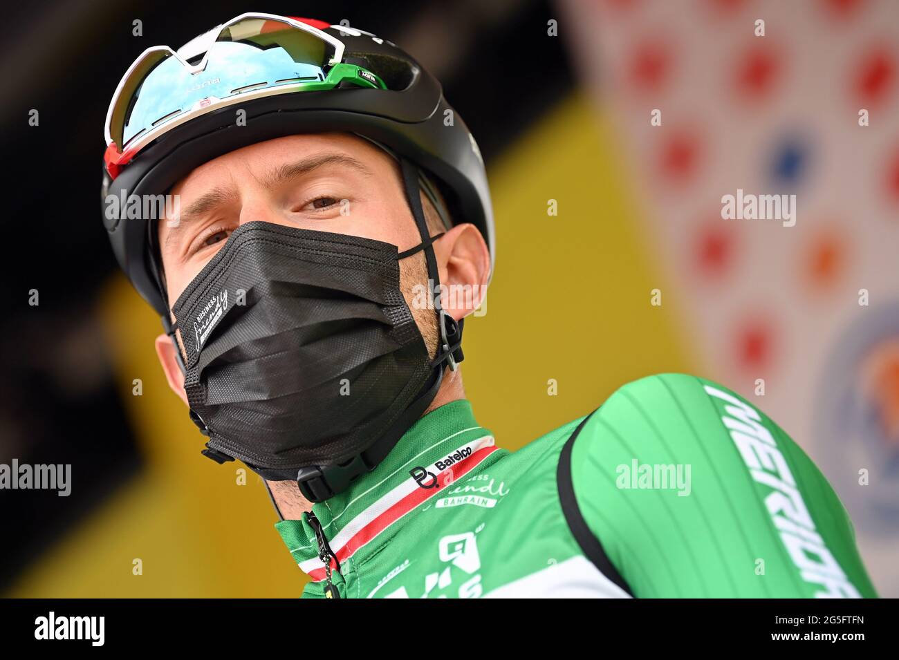 Il vincitore italiano Sonny Colbrelli del Bahrain è stato raffigurato all'inizio della seconda tappa della 108a edizione della gara ciclistica Tour de France, 183,5 Foto Stock